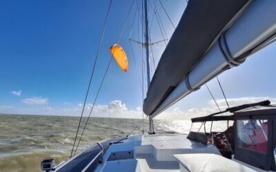 Notre LibertyKite® 20 m² tracte un Fountaine Pajot AURA 51 de 17 tonnes à 5,5 nœuds !